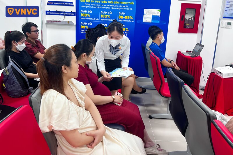 nhân viên phát tài liệu cho khán giả