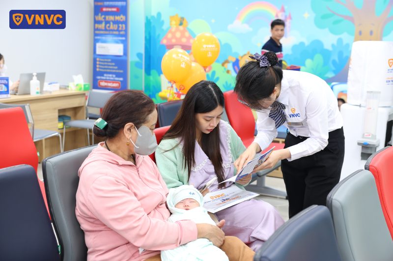 nhân viên tư vấn tiêm chủng vnvc vạn phúc