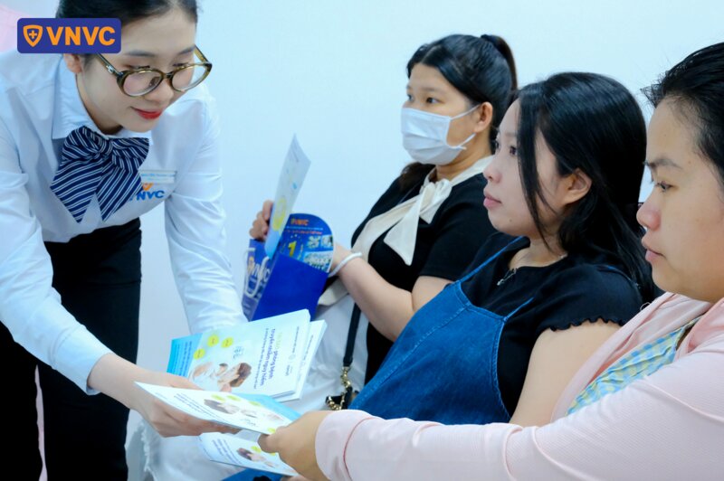 phát tờ rơi cho khán giả