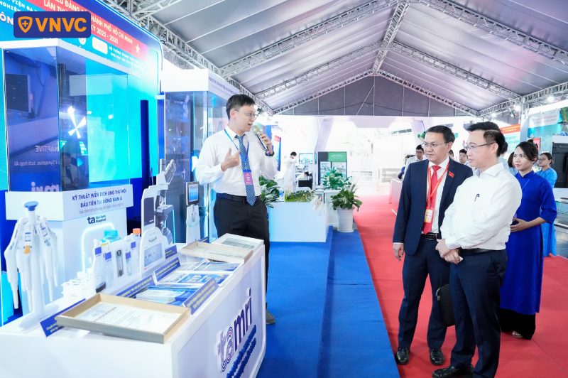 phó bí thư tphcm tham quan gian hàng vnvc