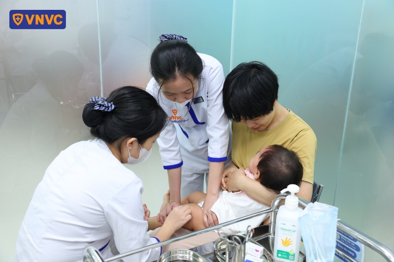 phụ huynh tích cực tiêm chủng cho trẻ