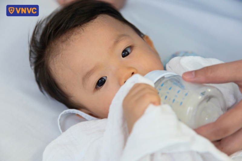 trẻ sơ sinh bú bình sữa