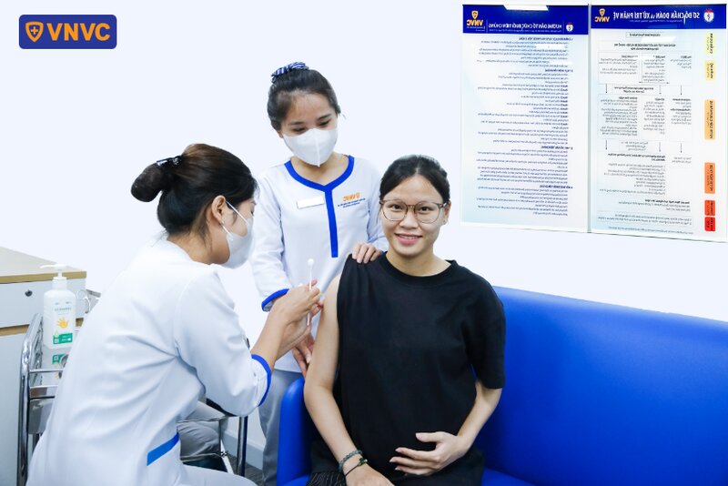thai phụ tiêm vắc xin phòng bệnh