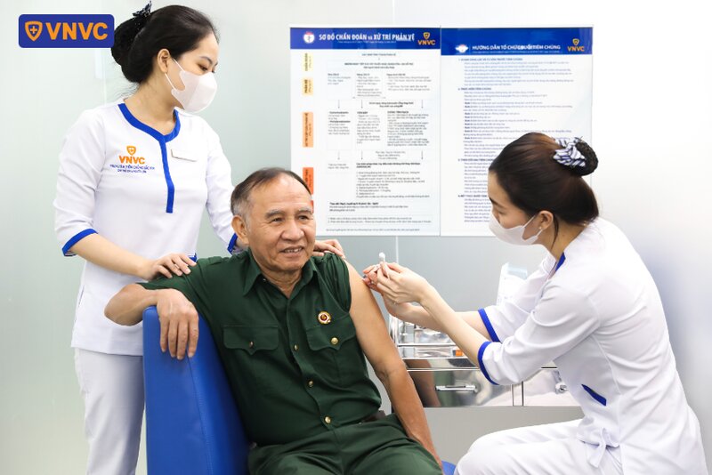 tiêm vắc xin cho cựu chiến binh