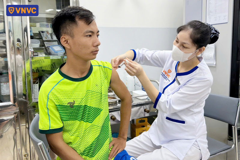 tiêm vắc xin cho người dân