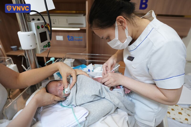 tiêm vắc xin cho trẻ sơ sinh