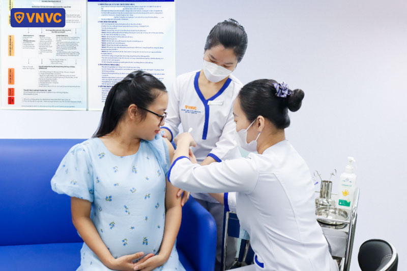 tiêm vắc xin phòng bệnh cho bà bầu