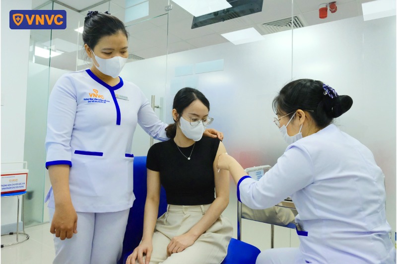 tiến hành tiêm vắc xin