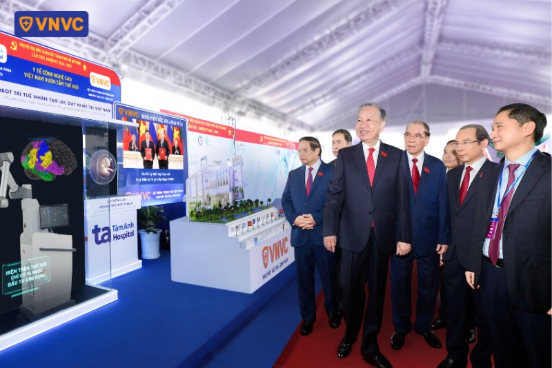 tổng bí thư tham quan gian hàng vnvc