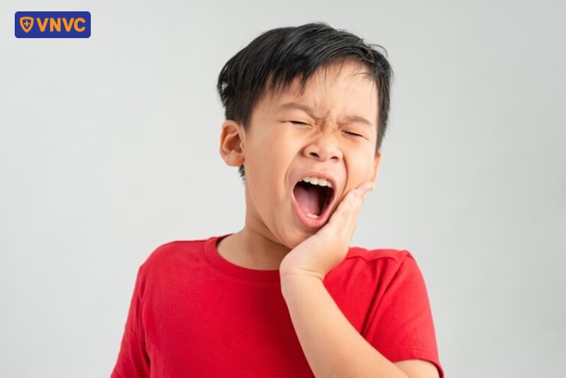 trẻ bị đau xương hàm
