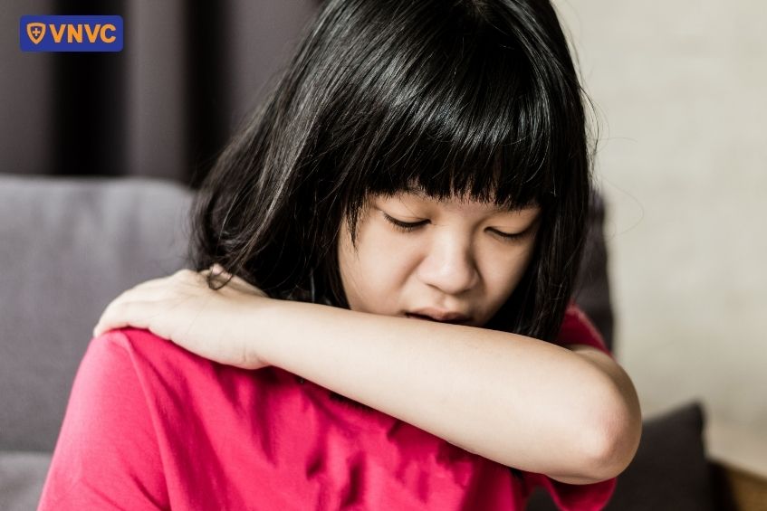 trẻ che miệng khi ho