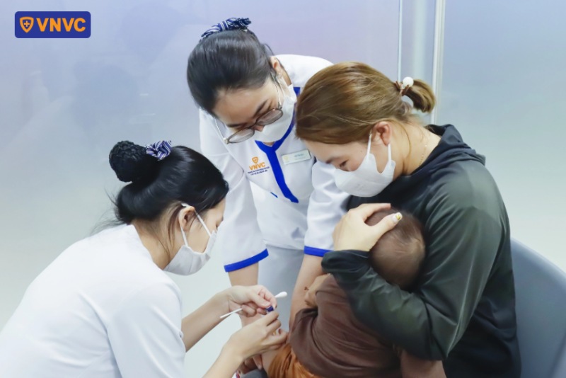 trẻ em tiêm vắc xin phế cầu 13