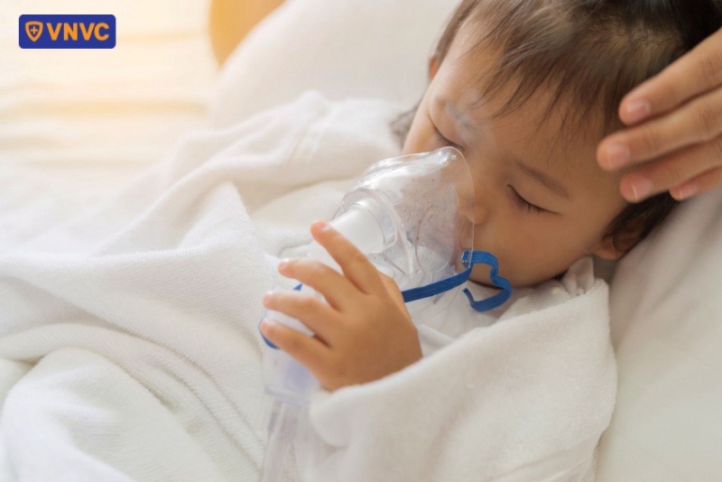 trẻ thở máy oxy