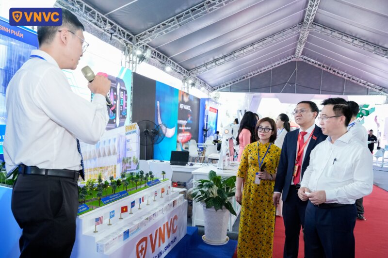 trình bày tại khu triển lãm