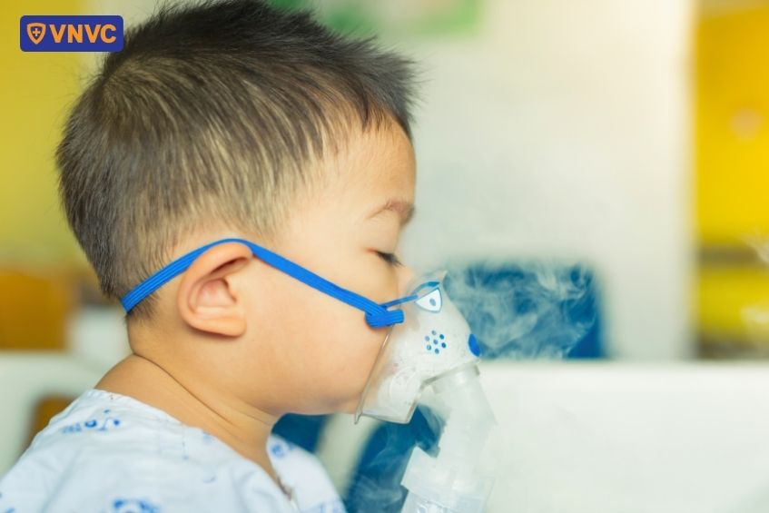 trẻ thở oxy máy