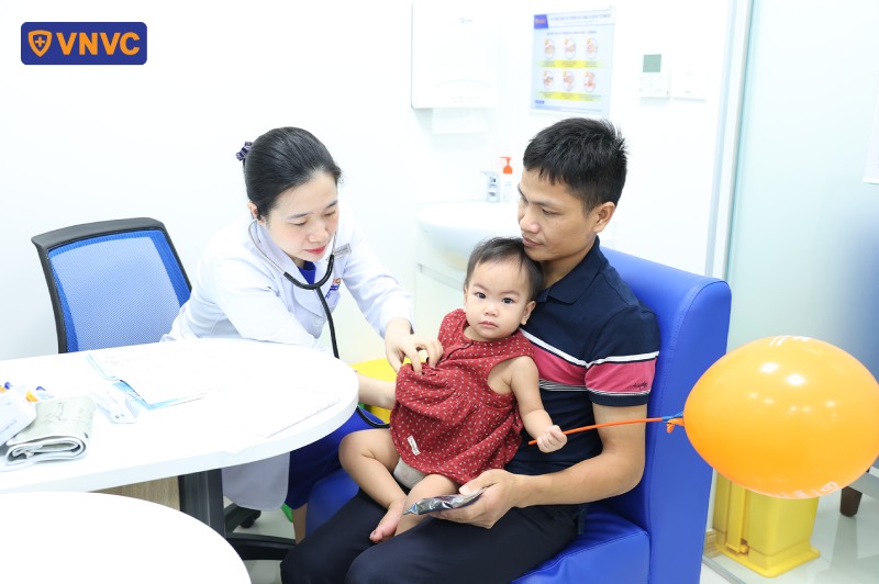 bác sĩ khám cho trẻ