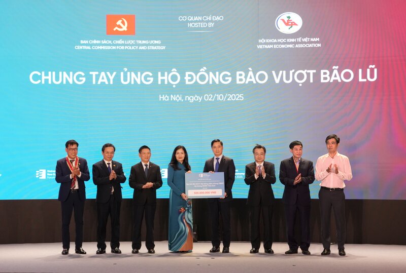 vnvc hỗ trợ đồng bào vùng lũ