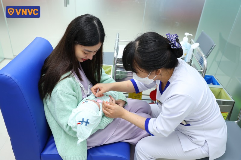 điều dưỡng chuẩn bị trước khi tiêm cho trẻ