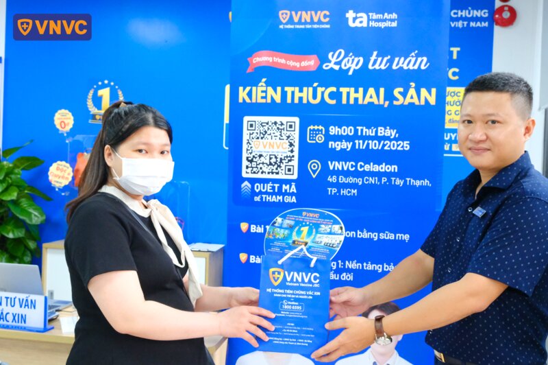 vợ chồng nhận quà