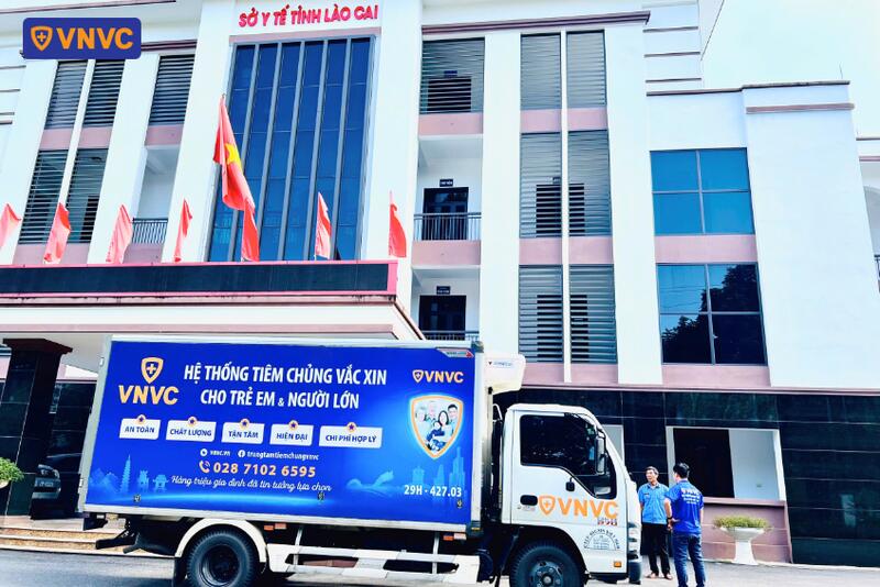 xe chở vắc xin đến sở y tế lào cai