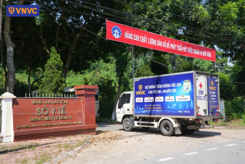 xe chở vắc xin vào sở y tế