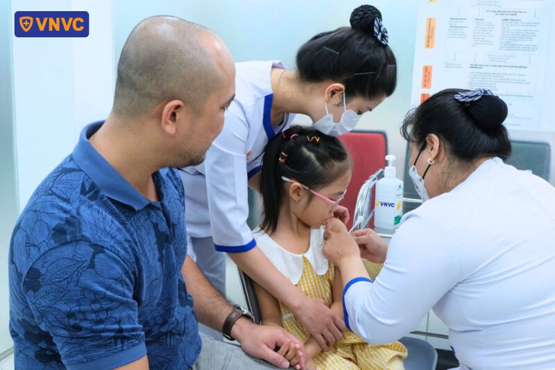 y tá tiêm phòng bệnh quai bị
