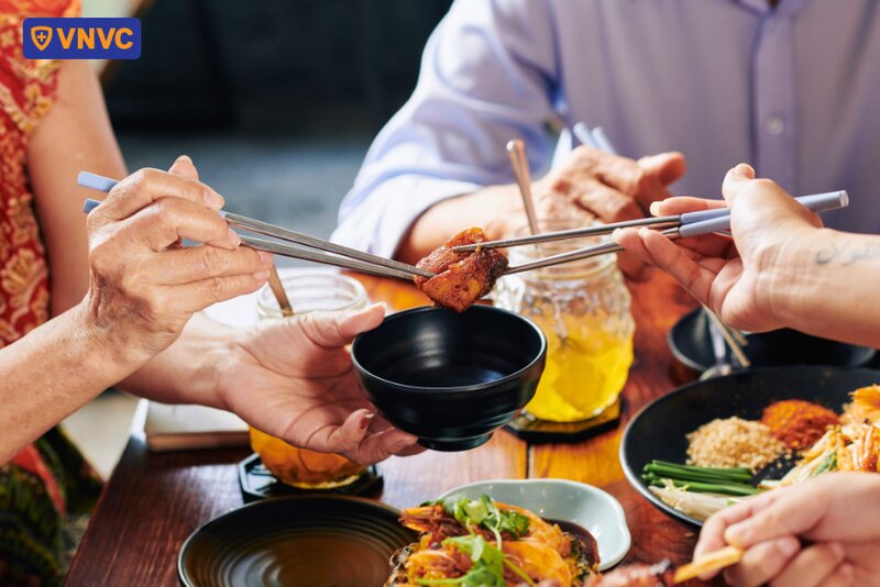 ăn uống chung với nhau