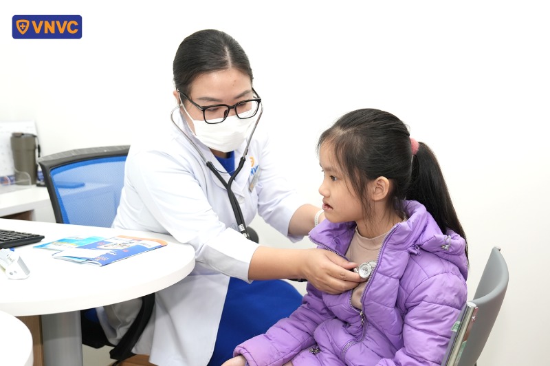 bác sĩ khám cho trẻ