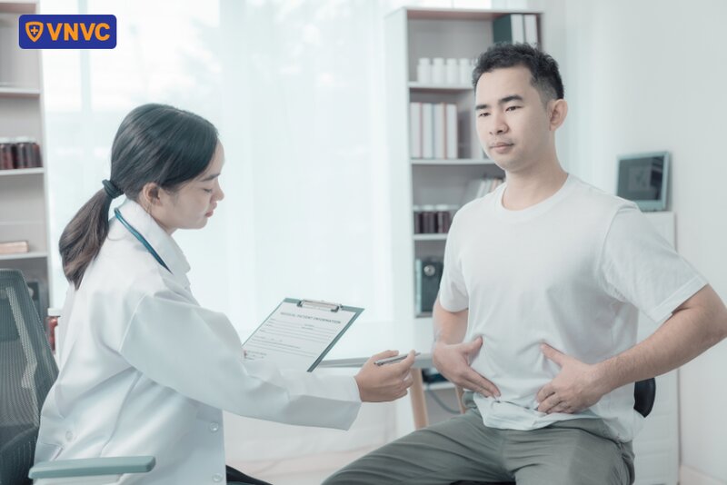 bác sĩ khám vùng gan cho bệnh nhân nam