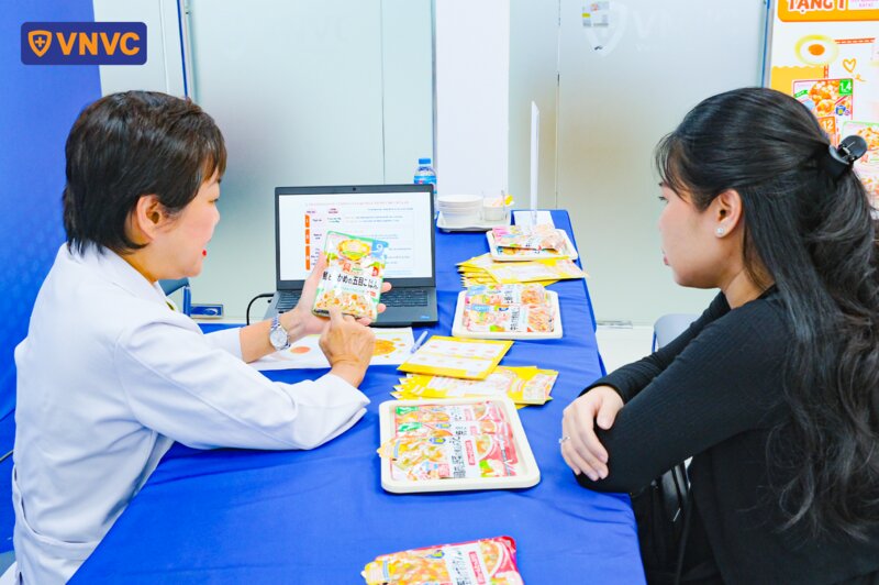 bác sĩ tư vấn thực đơn cho trẻ