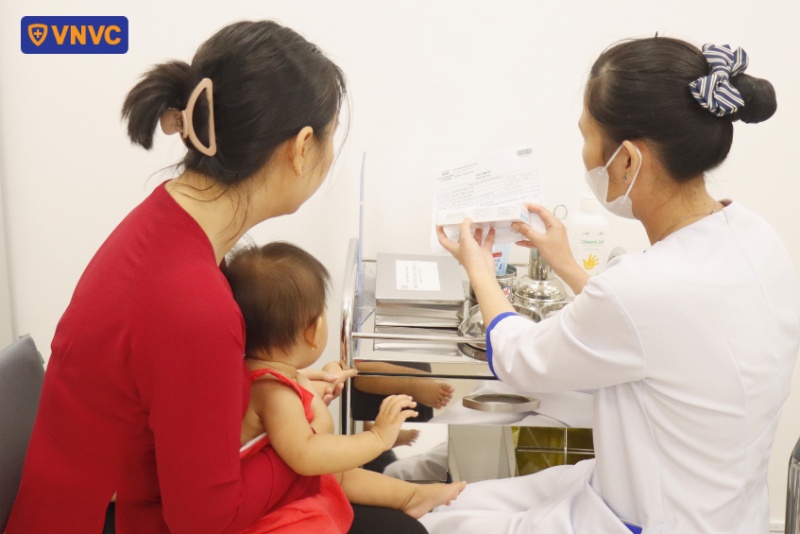 bác sĩ tư vấn cho khách hàng