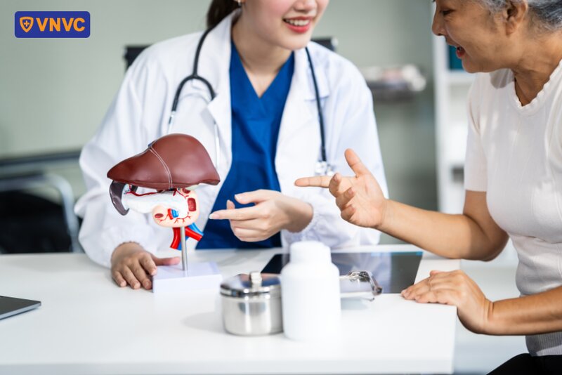 bác sĩ tư vấn về gan cho bệnh nhân