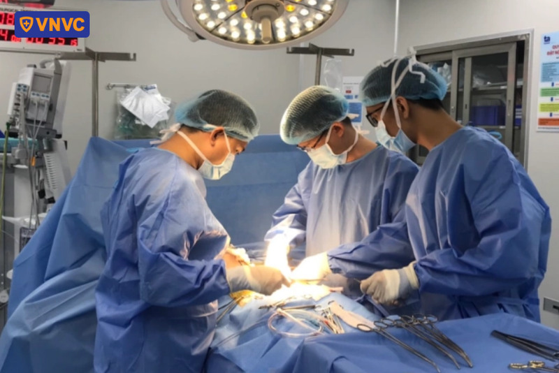 các bác sĩ trong ca mổ cấp cứu