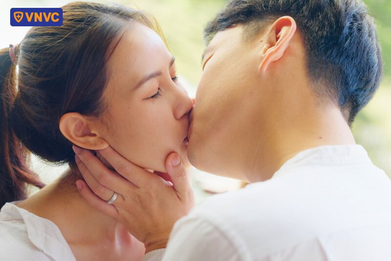 cặp đôi hôn nhau