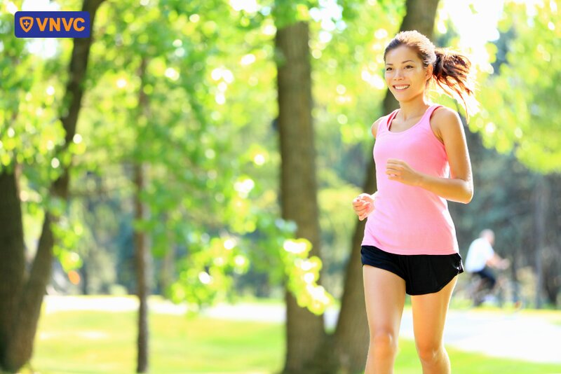 chạy bộ rèn luyện thể chất tại công viên