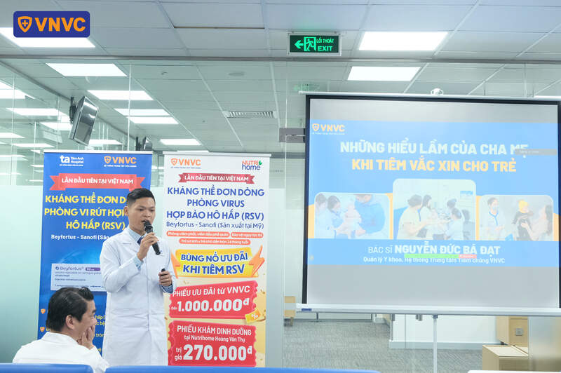 chuyên gia đứng trình bày