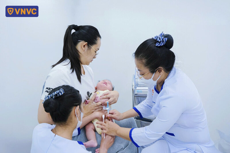 điều dưỡng tiêm vắc xin cho trẻ