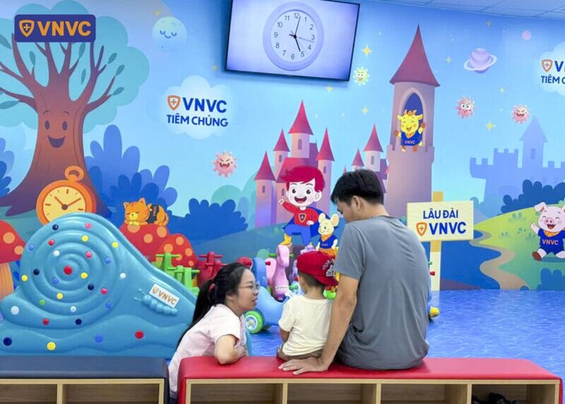 gia đình ngồi chờ ở trung tâm vnvc