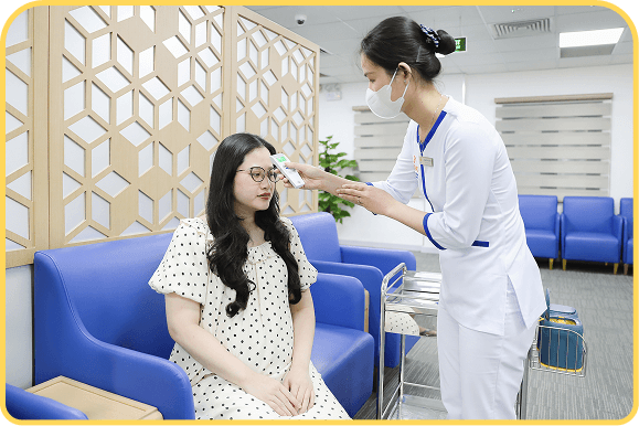 đo nhiệt độ trước tiêm vắc xin