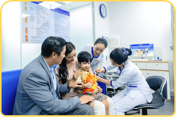 gia đình đưa bé đi tiêm vắc xin