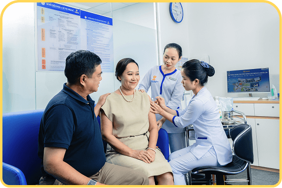 vợ chồng đi tiêm vắc xin