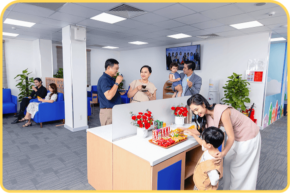 bé lấy bánh trên quầy