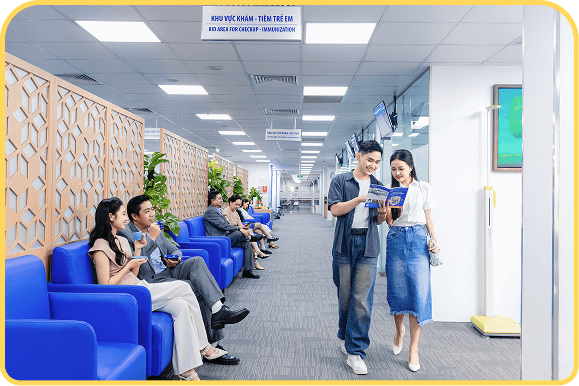 hai bạn trẻ đi tiêm vắc xin