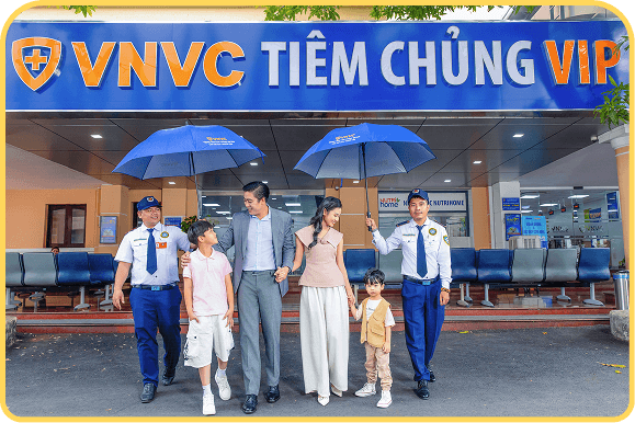 gia đình đi tiêm vắc xin vnvc