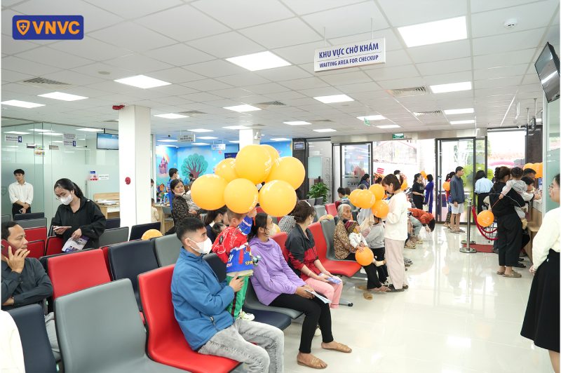 khách hàng đợi tiêm chủng ở vnvc nghĩa hưng