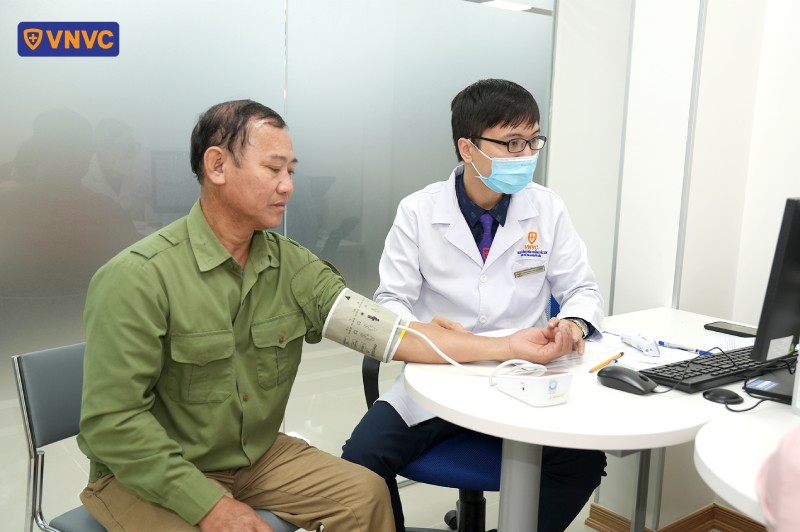 khách hàng đo huyết áp