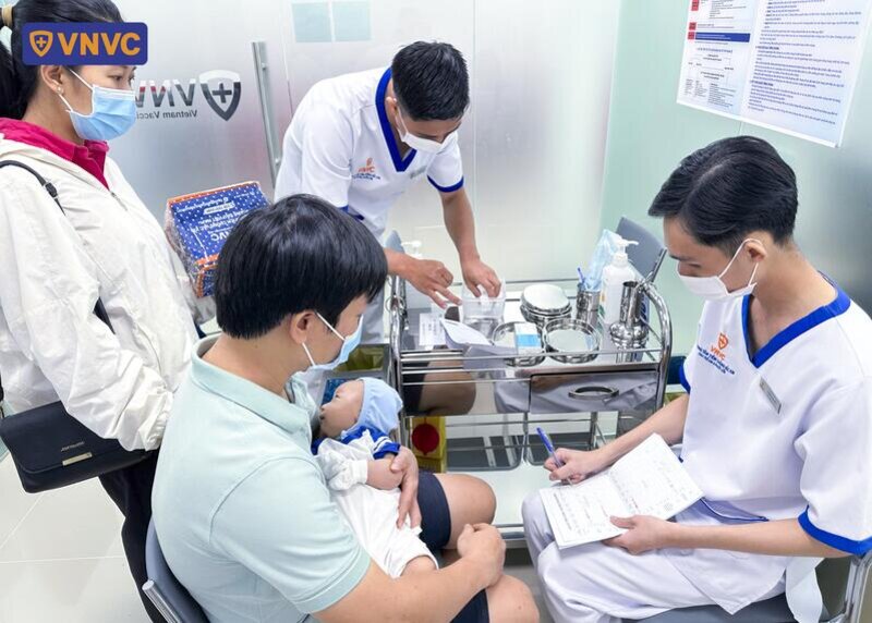 kiểm tra thông tin và chuẩn bị tiêm cho bé