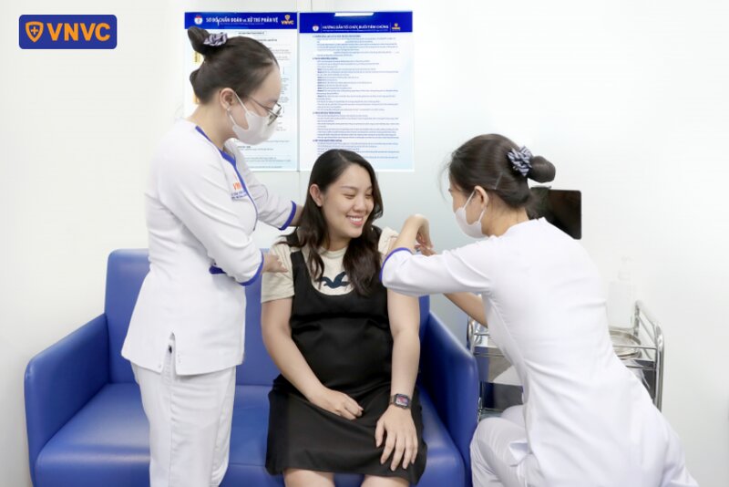 mẹ bầu tiêm phòng rsv