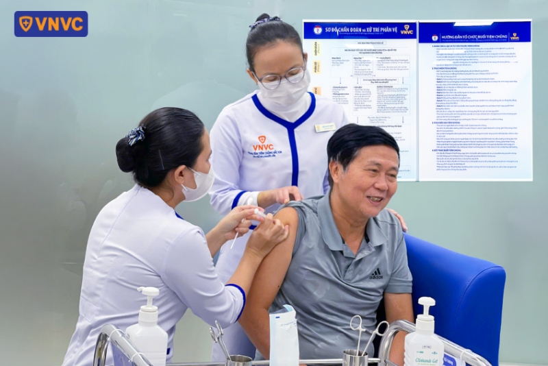 người cao tuổi tiêm vắc xin uốn ván