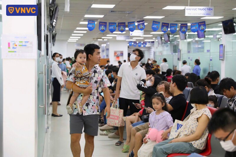 người dân đi tiêm phòng